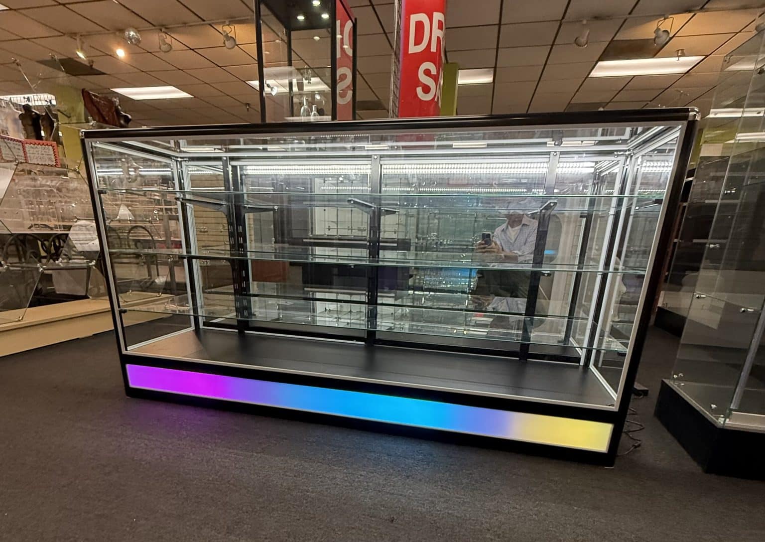 Static Showcase Main Store Display & Fixtures – Main Store Display